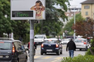 Chaque année, le coût total du bruit routier, ferroviaire et aérien est estimé à environ 2,6 milliards de francs en Suisse, dont 1,4 milliard pour la santé (image d'illustration). KEYSTONE/MARTIAL TREZZINI